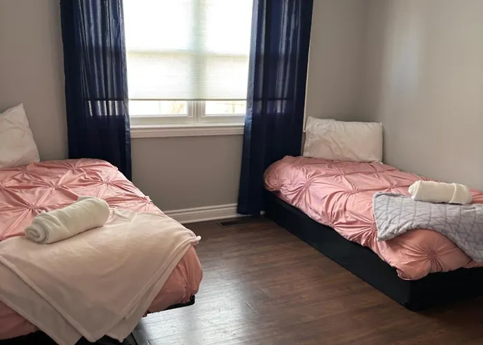 5bd 3bth Sleeps 14 With Driveway Parking *